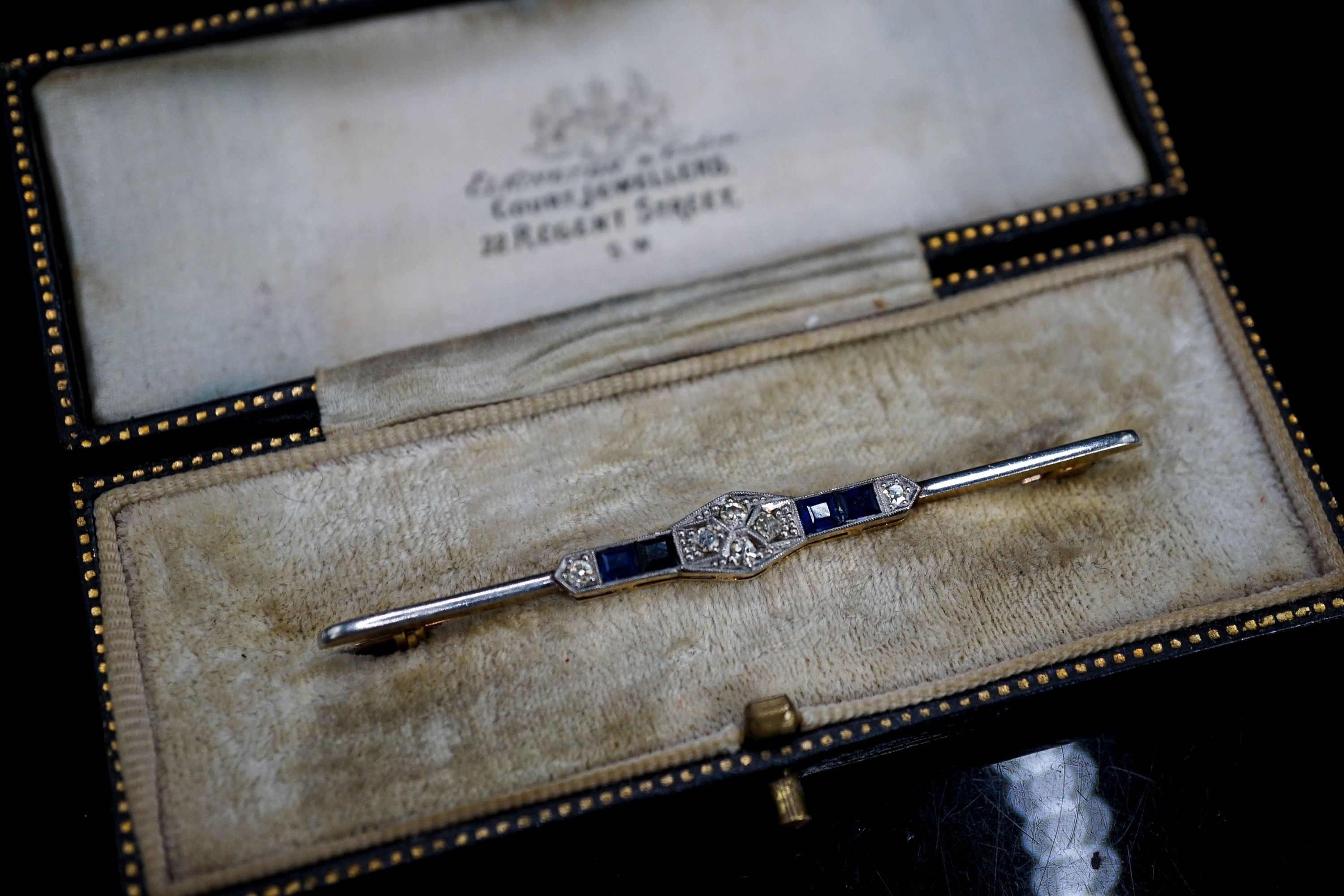 An Edwardian plat & 15ct, sapphire and diamond set bar brooch,61mm, gross 3.7 grams.